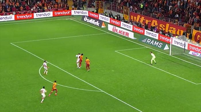 Trio'da Galatasaray - Antalyaspor maçının tartışmalı pozisyonları değerlendirildi: Verilen ve verilmesi beklenen penaltılar! 26 trioda galatasaray antalyaspor macinin tartismali pozisyonlari degerlendirildi verilen ve verilmesi beklenen penaltilar 25 FIqClyEl