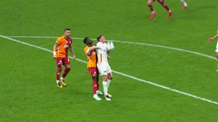 Trio'da Galatasaray - Antalyaspor maçının tartışmalı pozisyonları değerlendirildi: Verilen ve verilmesi beklenen penaltılar! 27 trioda galatasaray antalyaspor macinin tartismali pozisyonlari degerlendirildi verilen ve verilmesi beklenen penaltilar 26 IdPCvfng
