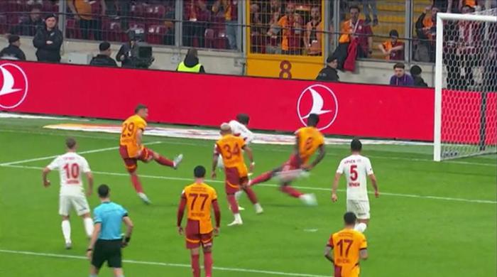 Trio'da Galatasaray - Antalyaspor maçının tartışmalı pozisyonları değerlendirildi: Verilen ve verilmesi beklenen penaltılar! 4 trioda galatasaray antalyaspor macinin tartismali pozisyonlari degerlendirildi verilen ve verilmesi beklenen penaltilar 3 tyRXB3bA