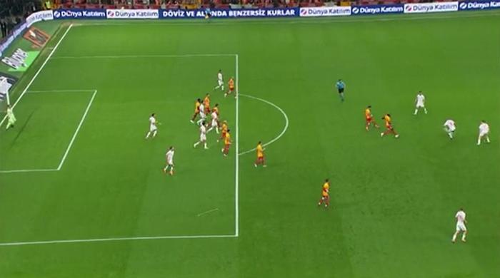 Trio'da Galatasaray - Antalyaspor maçının tartışmalı pozisyonları değerlendirildi: Verilen ve verilmesi beklenen penaltılar! 5 trioda galatasaray antalyaspor macinin tartismali pozisyonlari degerlendirildi verilen ve verilmesi beklenen penaltilar 4 AsMCg8Rd