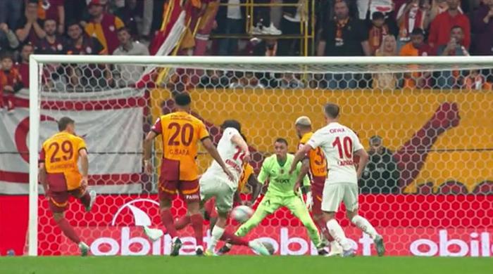 Trio'da Galatasaray - Antalyaspor maçının tartışmalı pozisyonları değerlendirildi: Verilen ve verilmesi beklenen penaltılar! 6 trioda galatasaray antalyaspor macinin tartismali pozisyonlari degerlendirildi verilen ve verilmesi beklenen penaltilar 5 hkPhV4F2