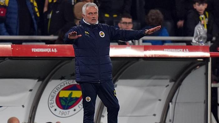 fenerbahcede derbi hezimeti sonrasi sert elestiri mourinho corbasi sandigi gibi degilmis 9 VNLAOwbG