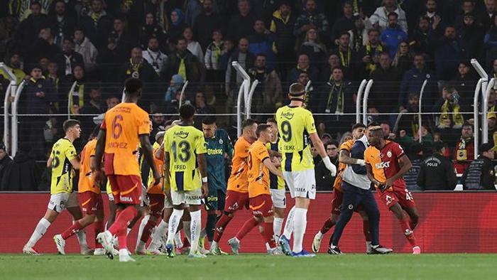 SON DAKİKA | DERBİDE ORTALIK FENA KARIŞTI! Maç durdu, polis sahaya girdi 2 son dakika derbide ortalik fena karisti mac durdu polis sahaya girdi 1 KyNiJXYh