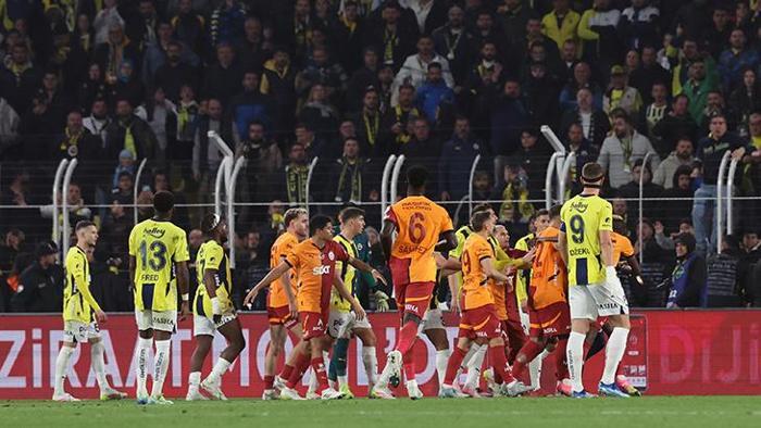 SON DAKİKA | DERBİDE ORTALIK FENA KARIŞTI! Maç durdu, polis sahaya girdi 3 son dakika derbide ortalik fena karisti mac durdu polis sahaya girdi 2 1CTSPqIM