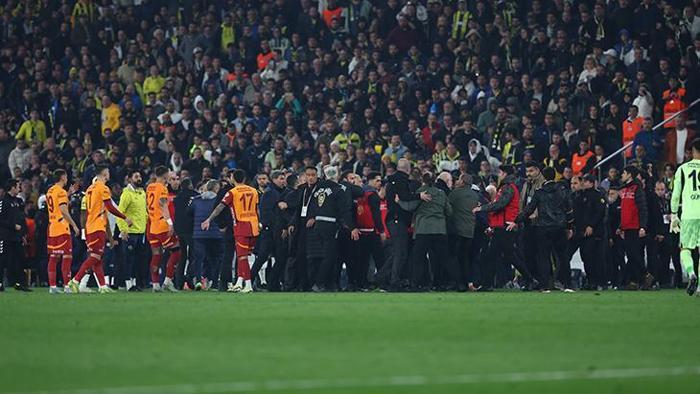 SON DAKİKA | DERBİDE ORTALIK FENA KARIŞTI! Maç durdu, polis sahaya girdi 4 son dakika derbide ortalik fena karisti mac durdu polis sahaya girdi 3 P5Pyd3wu