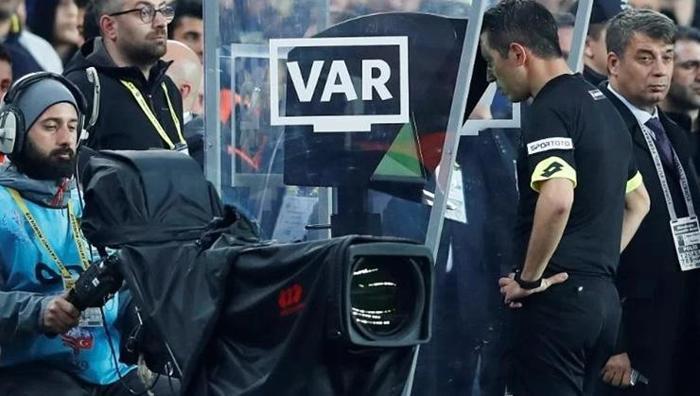 var odasinda bahis skandali yayinci kurulusun ekranlarina yansidi kamerayi fark etmedi 0 4nbLRhmb