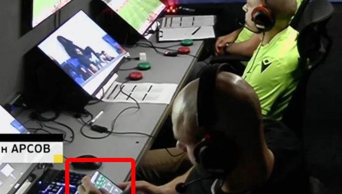 var odasinda bahis skandali yayinci kurulusun ekranlarina yansidi kamerayi fark etmedi 3 VcBLnX5w